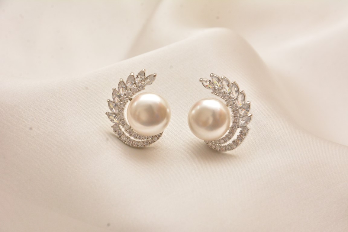 inspiring pearl studs