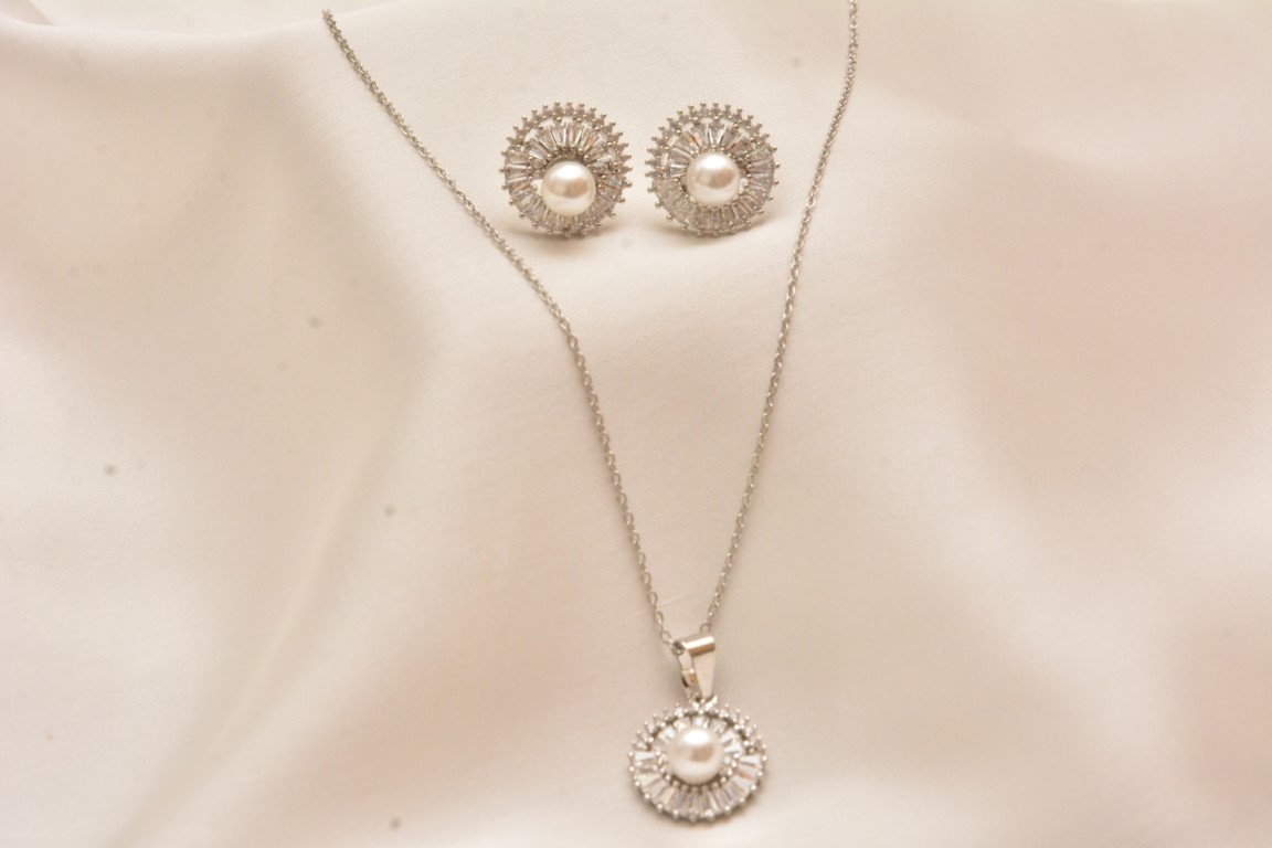 opulent pearl pendant set