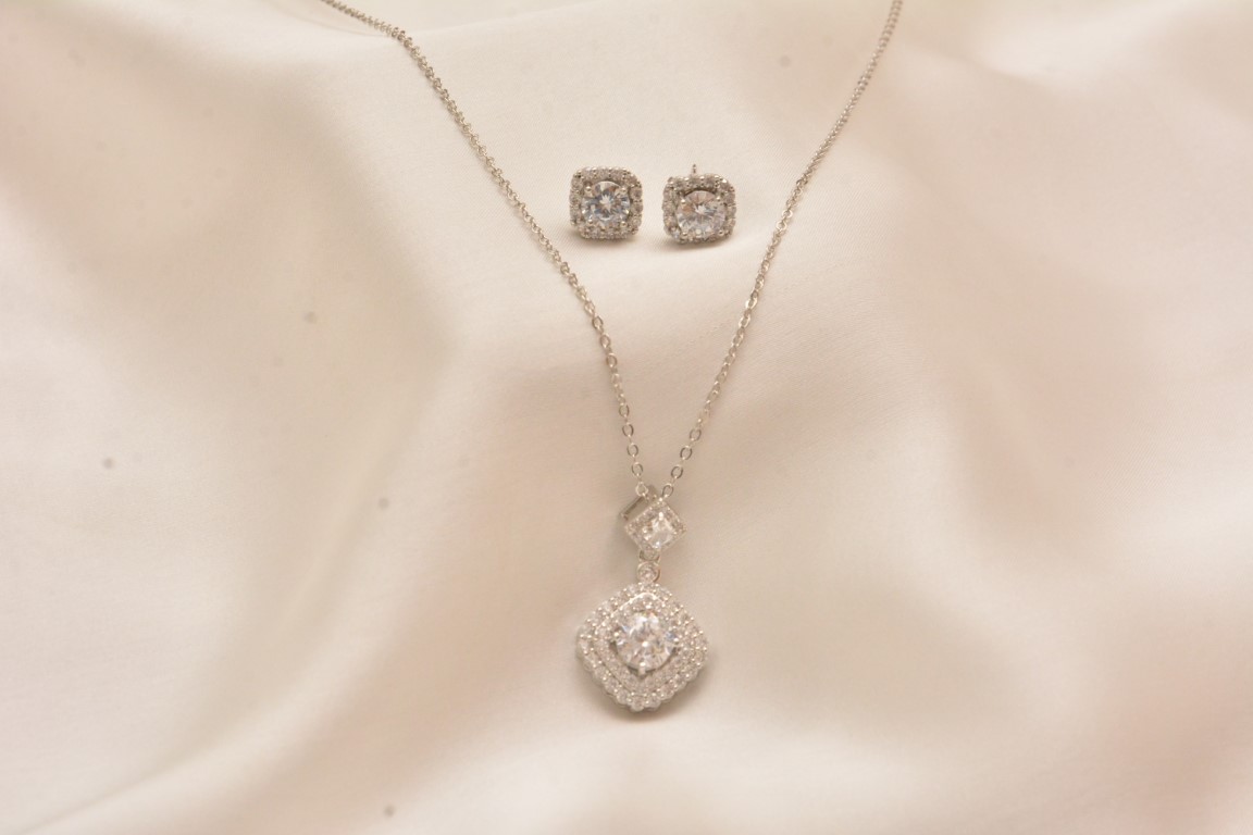 opulent pearl pendant set (copy)