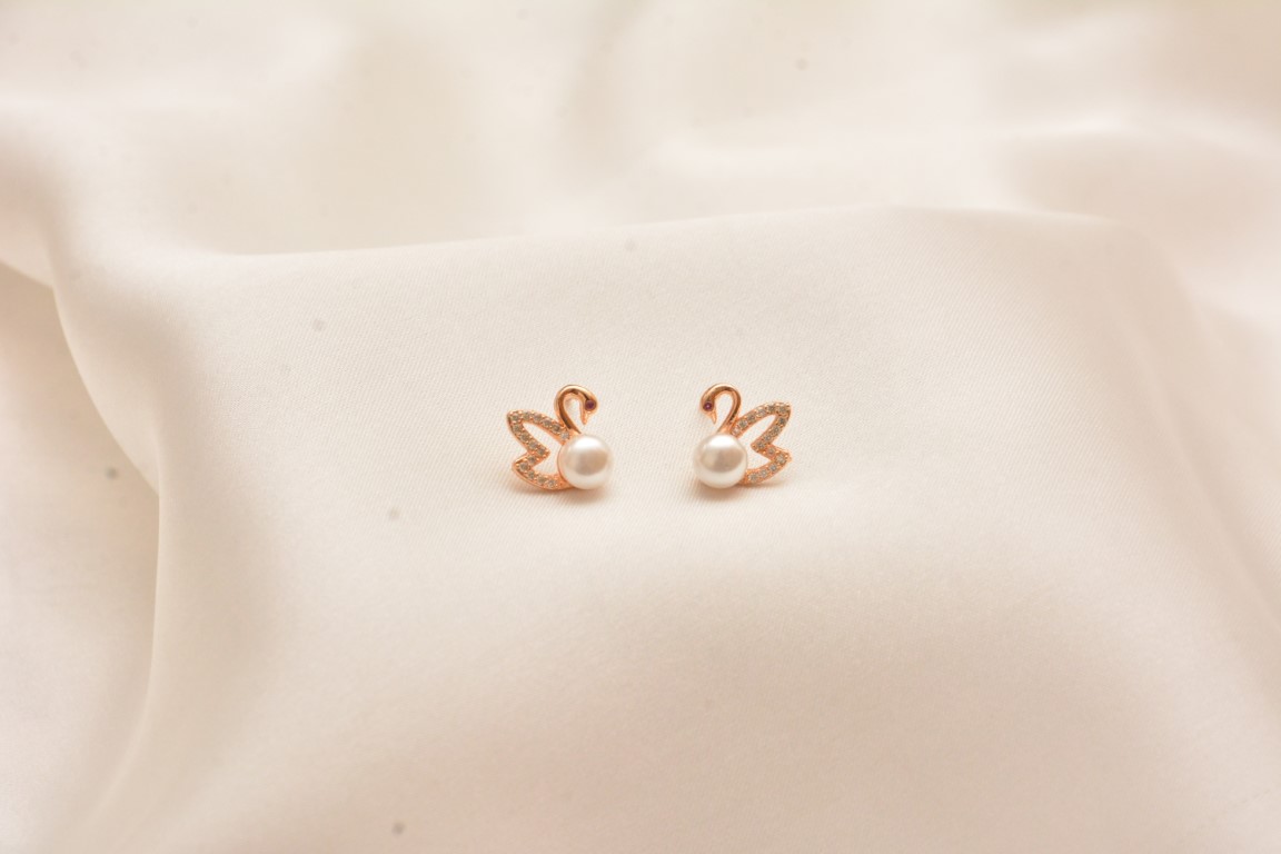 iconic swan pearl studs