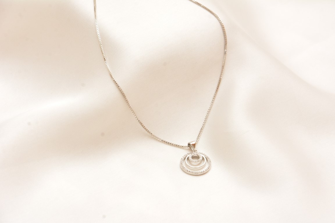 halo dazzling pendant